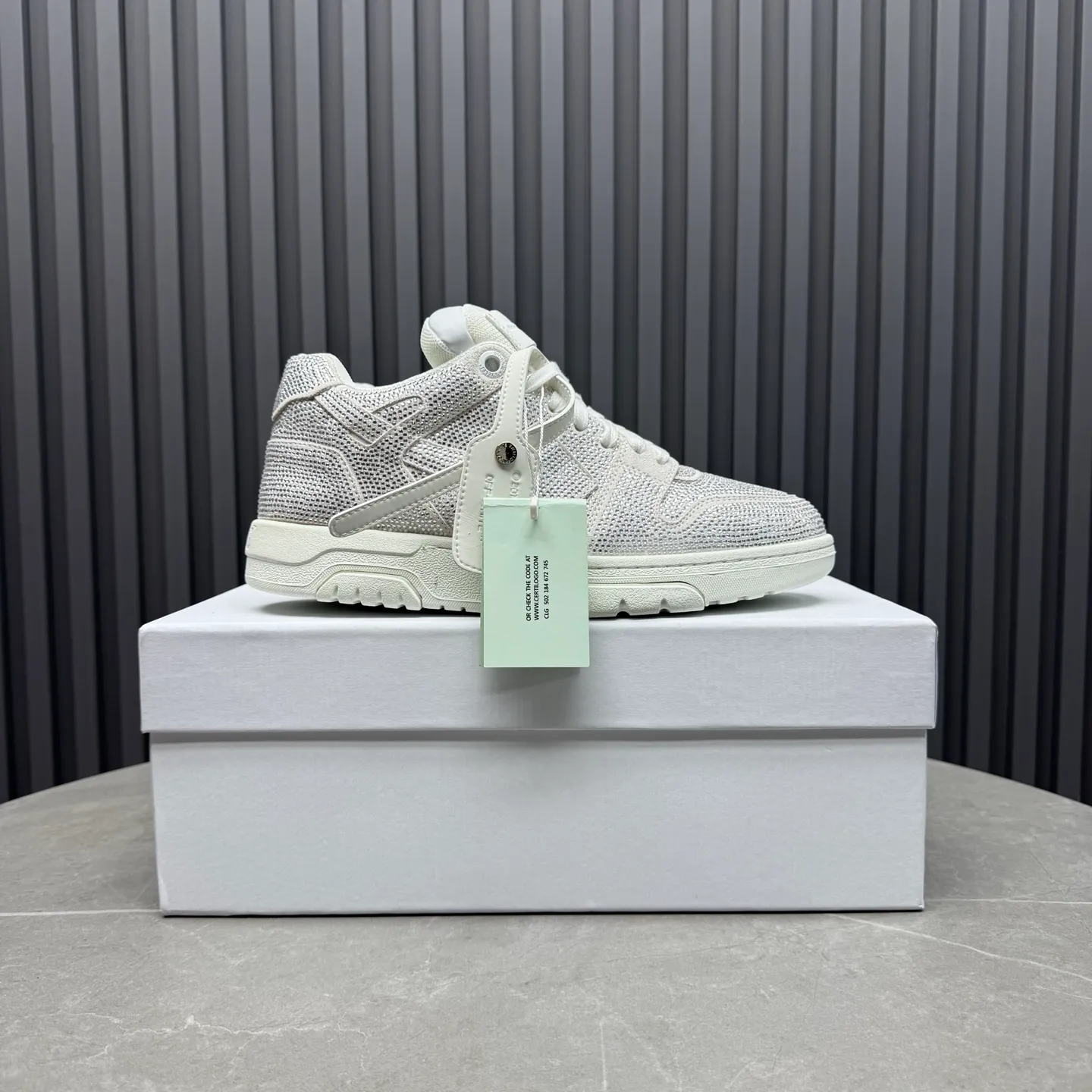 【off- white】P: 720💰Couple model👫, Size: 35-44 (Customized for men 38.45.46) High-quality version👊 "Out of office" series original molding, original lasting, production process 1:1 original ➰OFF GRAY WHITE OW ➰ first-layer cowhide imported skin-friendly and environmentally friendly polyester mesh original molding high elastic environmentally friendly molding pad Made with the original lasting process. The original molded rubber outsole (never yellows and deforms) has a super correct shape, bright color and strong three-dimensional effect👍. Packaging💯Full set of packaging synchronized with the official website (branded paper, certificate of quality, branded cloth bag)
